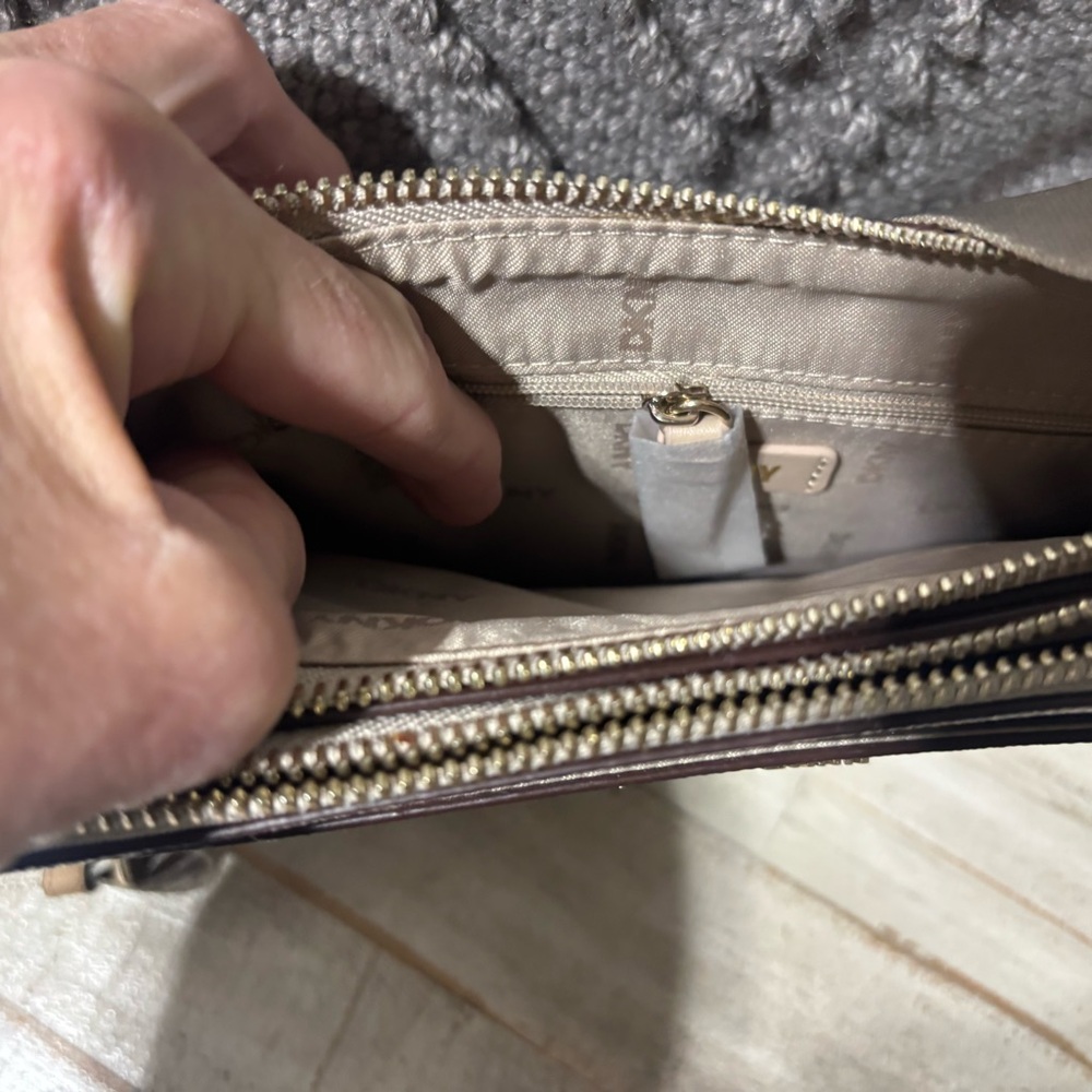 NWOT❤️DKNY Bryant Park Monogram Crossbody - Picture 7 of 8